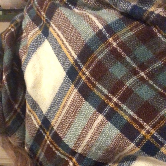 Light wool type material. To wrap yourself in comfort. - Picture 3 of 3